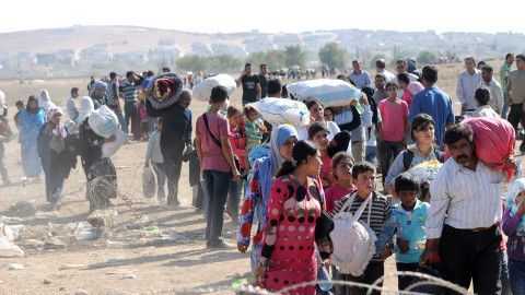 Refugiados sirios huyen hacia Turquía para escapar del autodenominado Estado Islámico.
