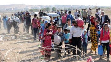 Refugiados sirios huyen hacia Turquía para escapar del autodenominado Estado Islámico.