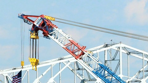 Después del choque, las autoridades siguen buscando a dos de los tripulantes del remolcador.