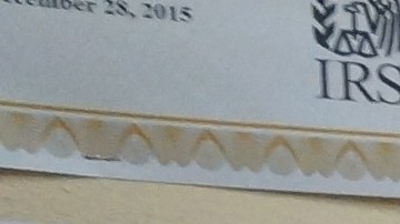 Amaury Abreu, quien trabaja en el food pantry de Reaching-Out Community Services en Brooklyn, asesora a un jubilado a hacer su declaración de impuestos./Gerardo Romo