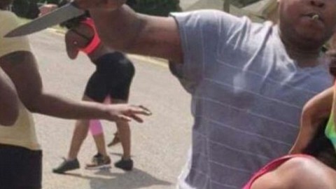 A Harris se le puede ver con cuchillo en mano en parte del video.