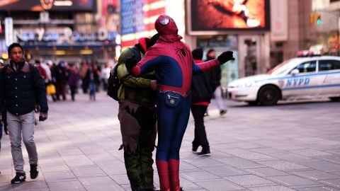 El personaje fue acusado de acosar a transeúntes para lograr una mayor propina.