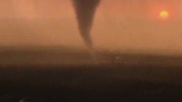 Una de las imágenes de uno de los tornados a su paso por Oklahoma.