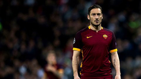 Totti no quería marcharse del Bernabéu sin tener en sus manos el jersey de quien considera todo un "campeón".
