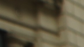 Personas protestan contra el precandidato republicano a la presidencia Donald Trump.