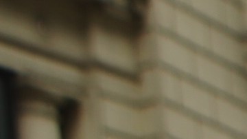 Personas protestan contra el precandidato republicano a la presidencia Donald Trump.