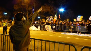Manifestantes contrarios a Donald Trump y simpatizantes del magnate afuera de la arena UIC Pavillion en Chicago, luego de que el evento de campaña del precandidato republicano fue suspendido por razones de seguridad.