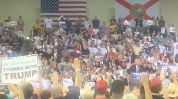 Así juramentaron los seguidores de Trump durante uno de sus eventos.