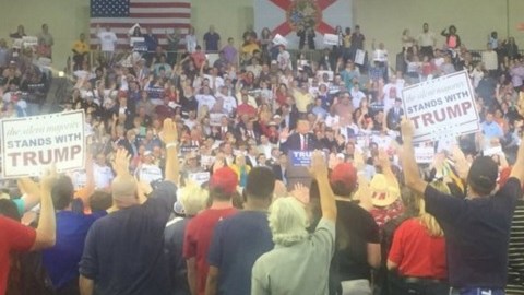 Así juramentaron los seguidores de Trump durante uno de sus eventos.