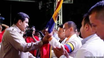 El presidente de Venezuela, Nicolás Maduro, despide a un grupo de médicos venezolanos que iban a entrenarse en Cuba para luego trabajar en África.