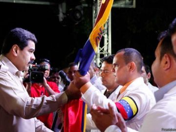 El presidente de Venezuela, Nicolás Maduro, despide a un grupo de médicos venezolanos que iban a entrenarse en Cuba para luego trabajar en África.