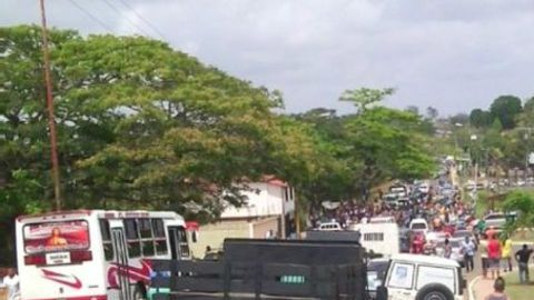 Los familiares de los desaparecidos llevan tres días protestando en la carretera que conecta al país con el sur de Bolívar y Brasil.