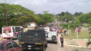 Los familiares de los desaparecidos llevan tres días protestando en la carretera que conecta al país con el sur de Bolívar y Brasil.