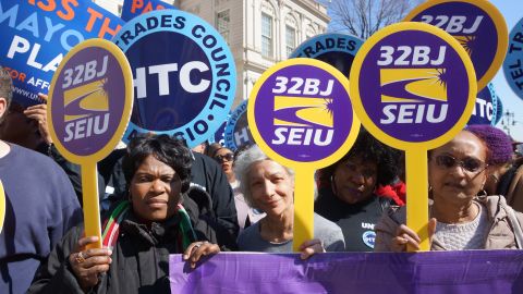 Participantes de la manifestación en la Alcaldía para apoyar el plan de vivienda de Bill de Blasio.