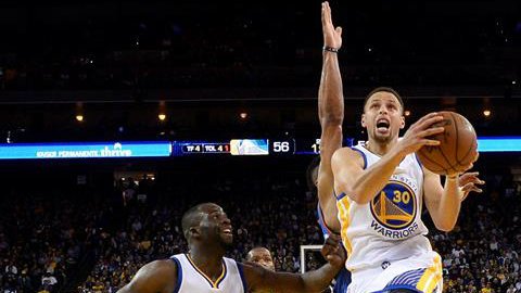 Stephen Curry contribuyó con 15 triples.