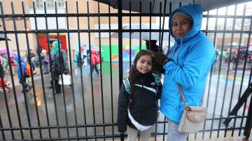 Sandra Andrade y su hija Joselyn en la escuela PS 17 Jenry David Thoreau en Astoria.