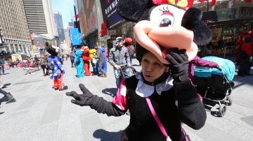 Joahanna López, vestida de Minnie en Times Square, no está de acuerdo con la nueva ley.