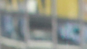 Mujer policía patrulla Times Square en un dia soleado.