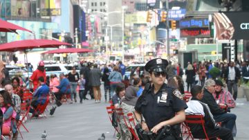 Mujer policía patrulla Times Square en un dia soleado.