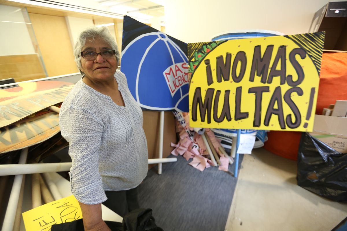 Heleodora Vivar, 72, originaria de Mexico, es una de las vendedoras ambulantes que participara del rally en frente del 250 Broadway en Manhattan.
Vivar vende artesanias en la calle Oeste 177 y Broadway.
Photo Credito Mariela Lombard/El Diario NY.