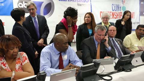 Alcalde Bill de Blasio participó como voluntario en la campaña Citizenship Now!