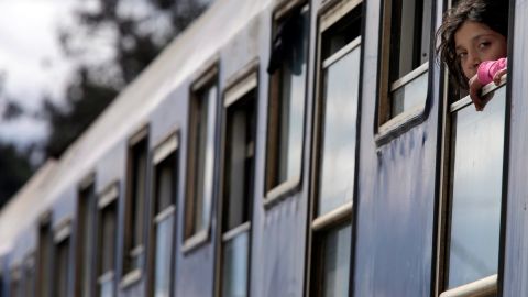 La tensión entre los refugiados de los centros de acogida y los campamentos informales en Grecia aumenta días después de la aplicación del acuerdo entre la Unión Europea y Turquía.
