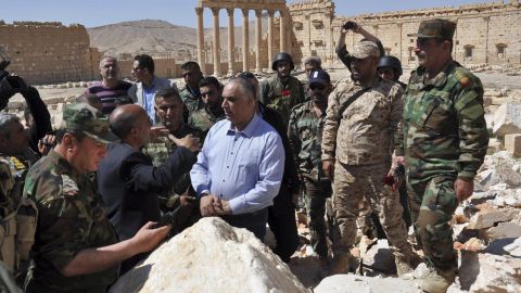 El gobernador de Homs, Talal al Barazi (c), en la ciudad monumental de Palmira, Siria.