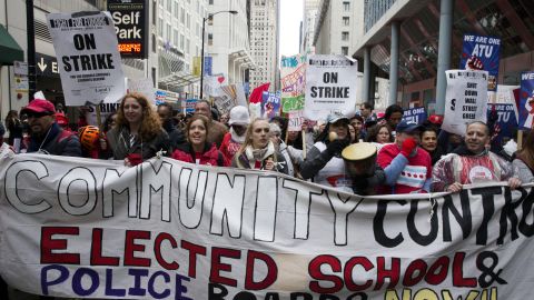 Miembros de sindicatos y estudiantes marchan el 1 de abril 2016 por las calles de Chicago, Illinois, para pedir un alto en los recortes a la educación.