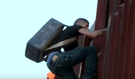 Tres vehículos de la Patrulla Fronteriza se encontraban en la zona, pero ningún agente se acercó a los jóvenes.