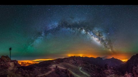 Esta imagen de Javier Martínez Morán muestra los arcos de la Vía Láctea sobre el Parque Nacional de la Caldera de Taburiente en La Palma, España.