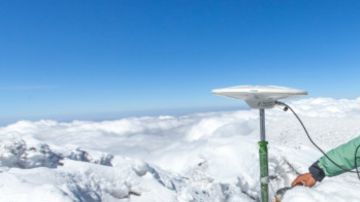 Un expedicionario francés colocó el GPS en la cumbre del Chimborazo para realizar la medición.