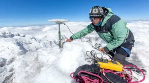 Un expedicionario francés colocó el GPS en la cumbre del Chimborazo para realizar la medición.
