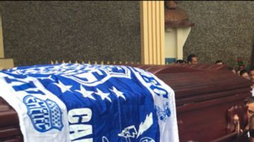 Los ecuatorianos comienzan a enterrar a las víctimas del terremoto.