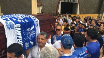 Los ecuatorianos comienzan a enterrar a las víctimas del terremoto.