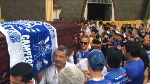 Los ecuatorianos comienzan a enterrar a las víctimas del terremoto.