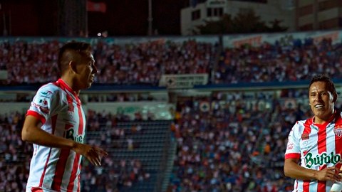 Kevin Chaurand y su festejo del gol que le dio el triunfo al Necaxa.