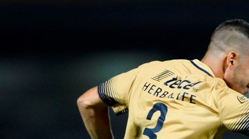 Festejo de gol de Gerardo Alcoba de Pumas.