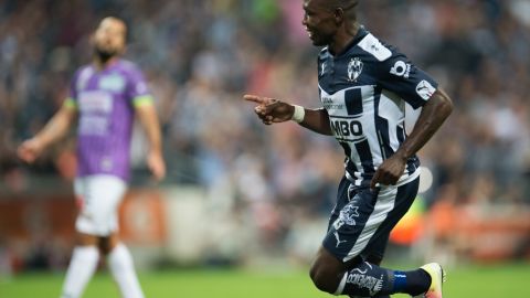 Walter Ayoví celebra el sexto gol de Monterrey ante Jaguares.