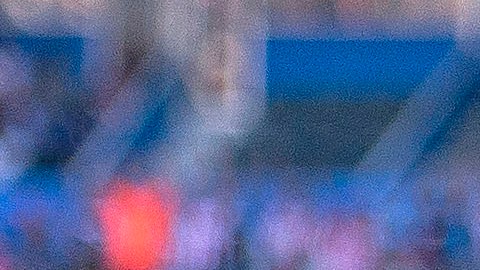 Omar Bravo festeja su gol  con 'La Chofis' López, que falló un penal en el partido.