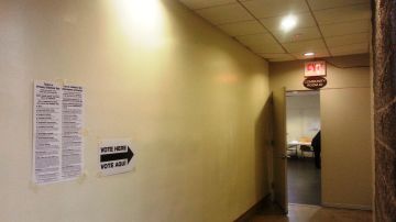 Entrada al Centro de votación en Tracy Tower Community Room, El Bronx.
