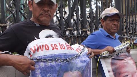 Esta semana los padres de los estudiantes desaparecidos se encadenaron durante 43 horas a la Secretaría de Gobernación.