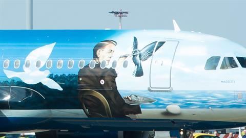 Un Airbus A320 decorado con pájaros y nubes se ha convertido hoy en símbolo en el aeropuerto de Bruselas.
