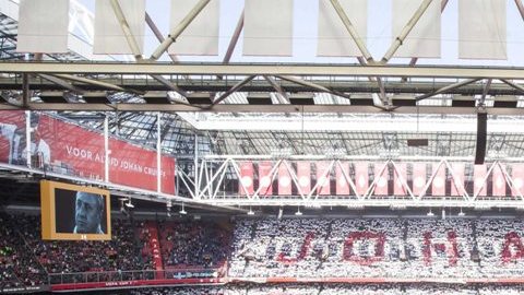 Así lució el Amsterdam Arena durante el homenaje a Cruyff.