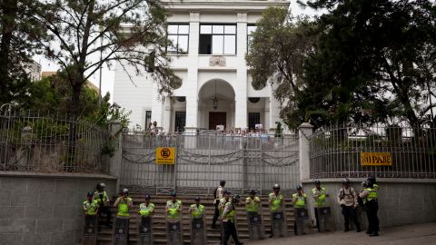 Miembro de la Policía Nacional Bolivariana custodian la entrada de la Nunciatura Apostólica hoy, martes 5 de abril de 2016, en la ciudad de Caracas (Venezuela).