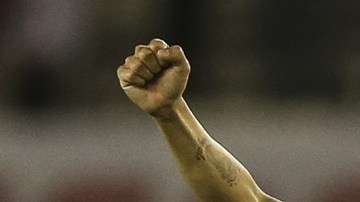El jugador de River, Andrés D'Alessandro hizo una joya de gol ante The Strongest.