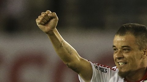 El jugador de River, Andrés D'Alessandro hizo una joya de gol ante The Strongest.