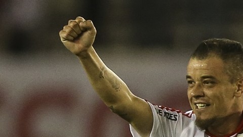 El jugador de River, Andrés D'Alessandro hizo una joya de gol ante The Strongest.