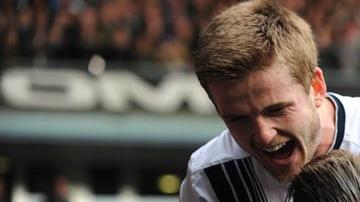 Toby Alderweireld del Tottenham Hotspur celebra su gol ante el Manchester United.