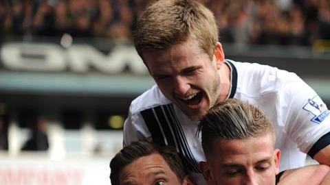 Toby Alderweireld del Tottenham Hotspur celebra su gol ante el Manchester United.
