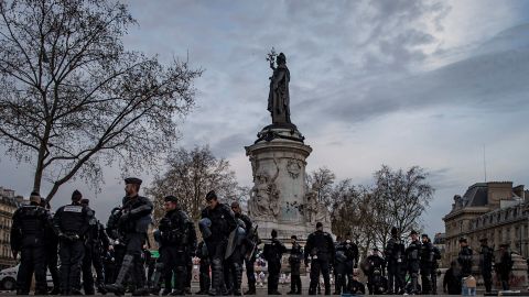 Gendarmes franceses vigilan mientras empleados municipales limpian la Plaza de la República después de que la gendarmería gala evacuara a los "indignados" que ocupaban la plaza de forma pacífica.